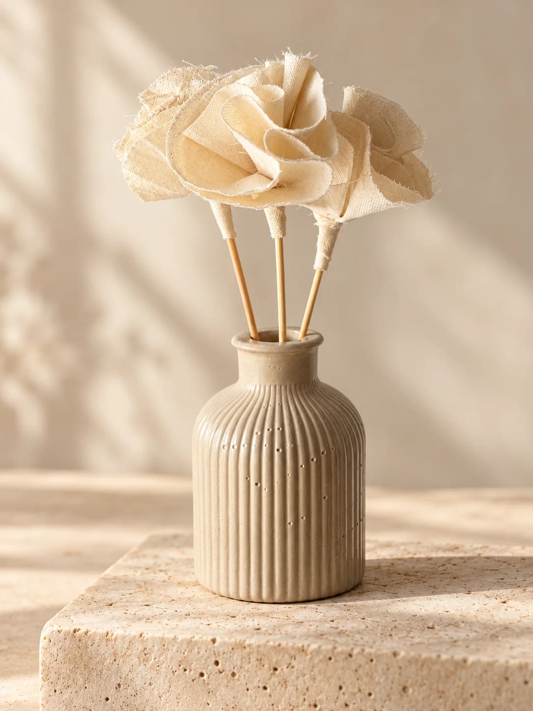 Florero de cemento rayado